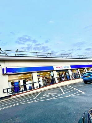 Exterior - Lincoln Home w\Parking | Sleeps 6 (Lincoln)