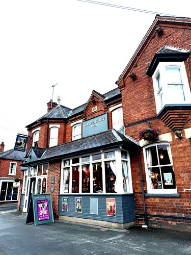 Lincoln Home w\Parking | Sleeps 6