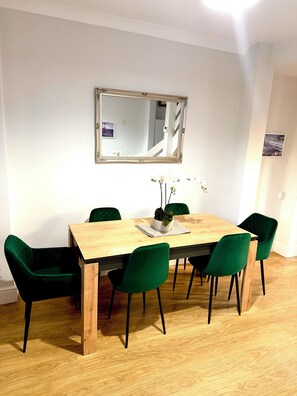 Dining - Lincoln Home w\Parking | Sleeps 6 (Lincoln)