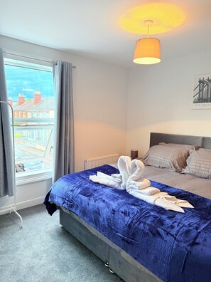 Room - Lincoln Home w\Parking | Sleeps 6 (Lincoln)