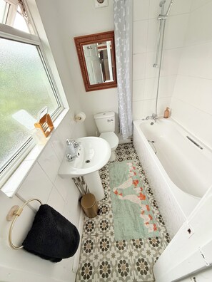 Bathroom - Lincoln Home w\Parking | Sleeps 6 (Lincoln)