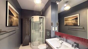 Deluxe Apartment | Bathroom