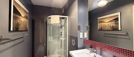 Deluxe Apartment | Bathroom