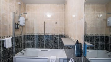 City Apartment, 2 Bedrooms, Patio, City View | Bathroom