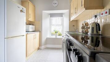 City Apartment, 2 Bedrooms, Patio, City View | Private kitchen