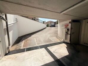 Property grounds - 50m from the beaches with private garden and garage (Albissola Marina)