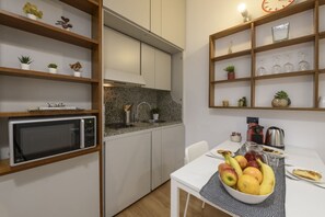 Fridge, microwave - Visconti di Modrone, 18 - Small nest in central location (Milan)