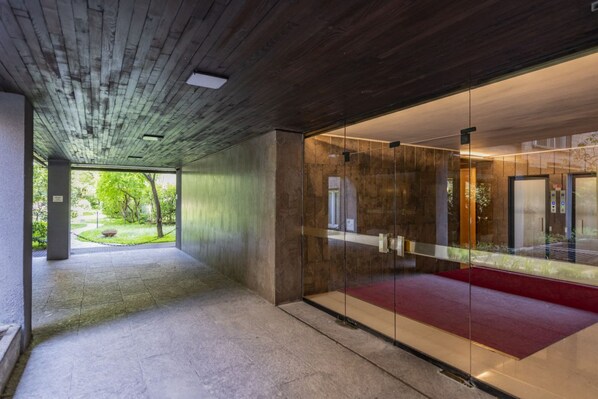 A modern interior with a wooden ceiling, a glass partition, and a red carpet. - Visconti di Modrone, 18 - Small nest in central location (Milan)