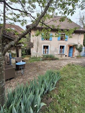 Outdoor dining - Ferme Berger-By, a family home in the heart of the 2 lakes region (Pressins)