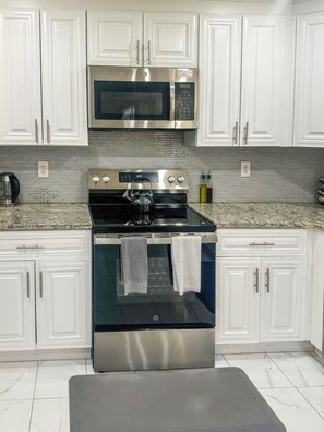 Fridge, microwave, oven, stovetop - Penny Cove - Stone Mountain (Stone Mountain)