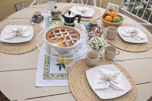 Outdoor dining - Vrbo Property (Taormina)