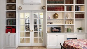 A room with a white cabinet, a bookshelf, a table with a patterned tablecloth, and a window. - House Awaya Taormina Cathedral - Villa (Taormina)