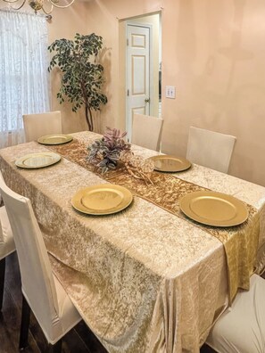 Dining room - Penny Cove (Stone Mountain)