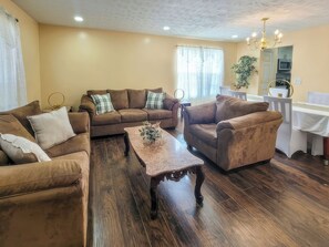 House | Living area - Penny Cove (Stone Mountain)