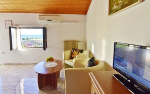 Living room - Shared Gardened Accommodation With bbq and sea View (Umag)