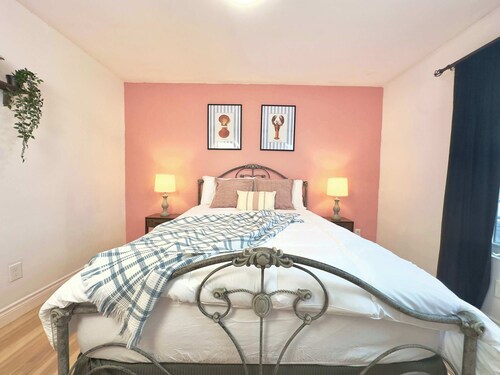 Pretty Pink Room Near Lake Erie | Weekday Getaway
