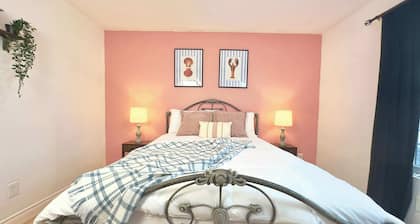 Pretty Pink Room Near Lake Erie | Weekday Getaway