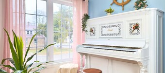 Pretty Pink Room Near Lake Erie | Weekday Getaway