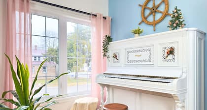 Pretty Pink Room Near Lake Erie | Weekday Getaway