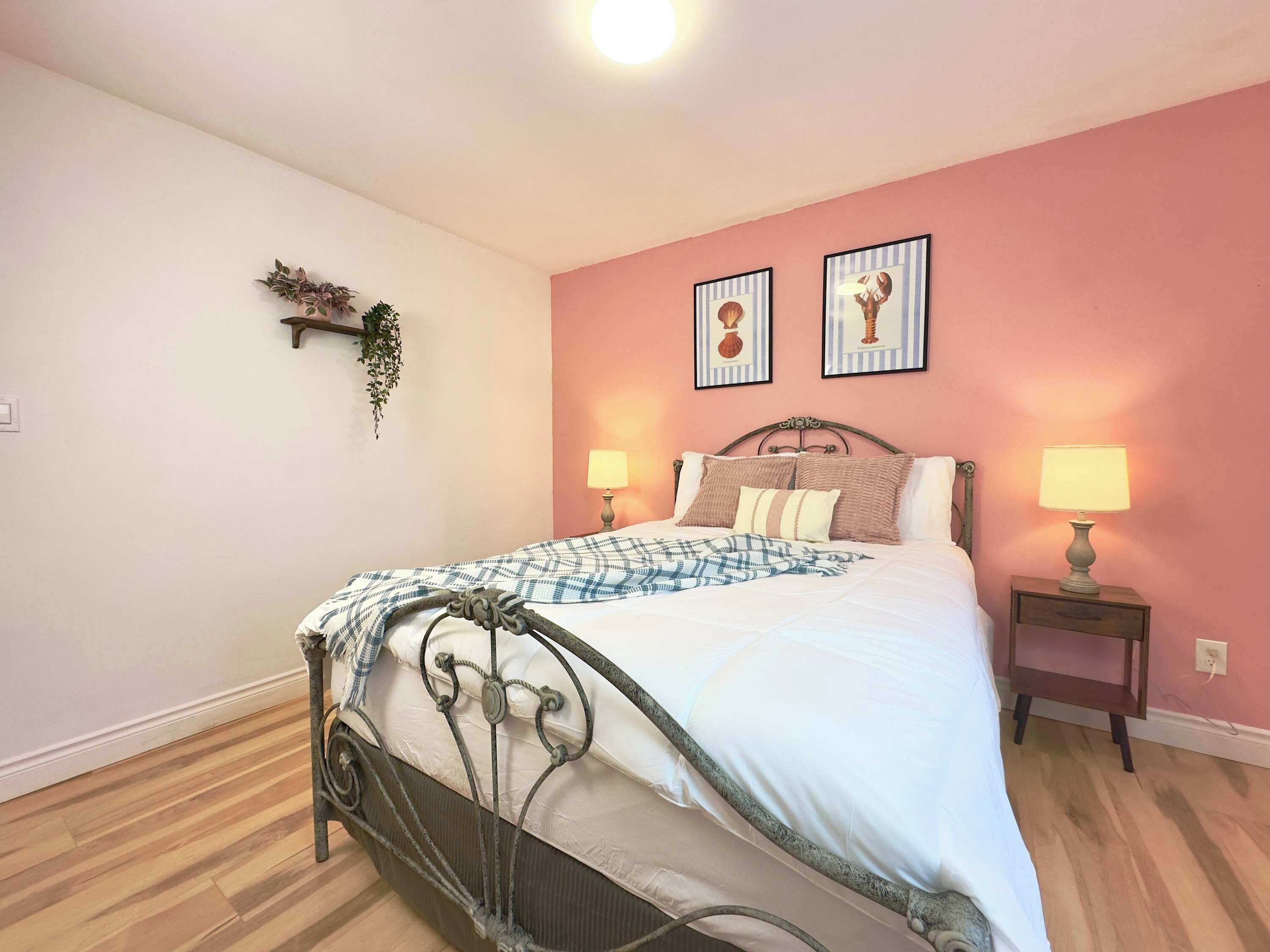 1 dormitorio, escritorio, tabla de planchar con plancha y wifi