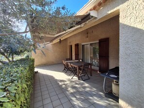 Outdoor dining - Vrbo Property (Vacqueyras)