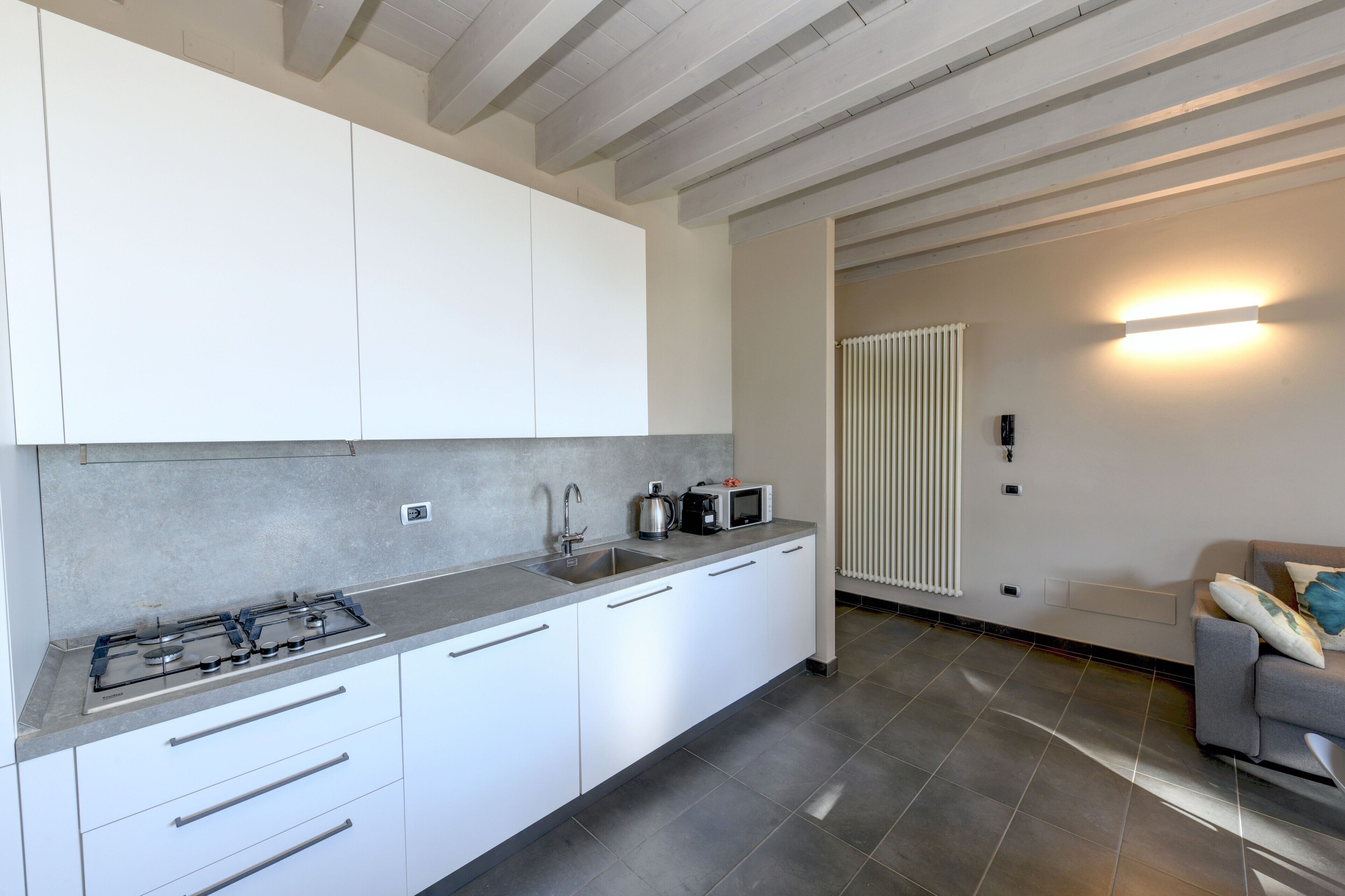 Kühlschrank, Mikrowelle, Herdplatte, Wasserkocher mit Kaffee-/Teezubehör