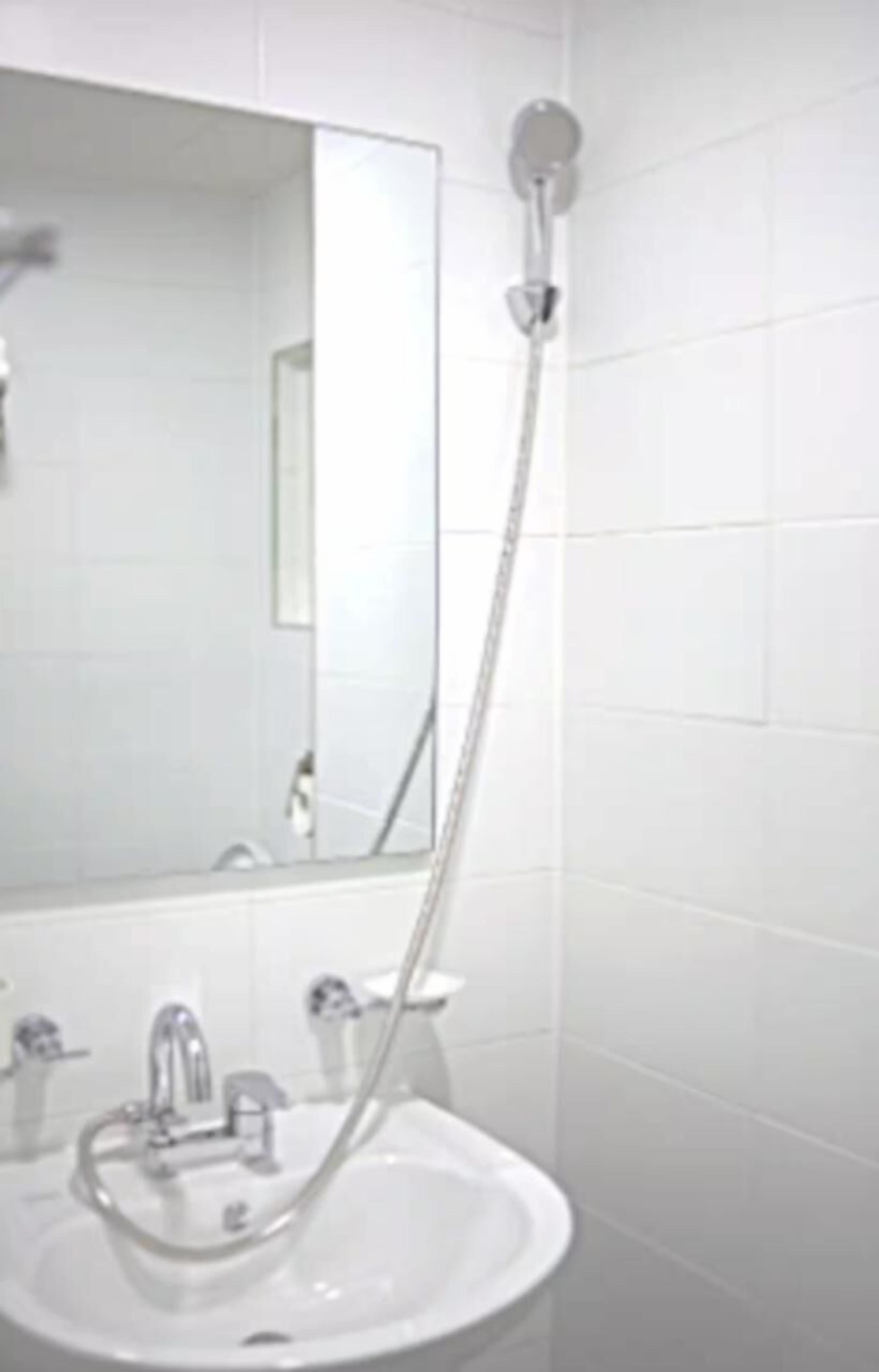 Séchoir à cheveux, serviettes fournies, savon, shampooing
