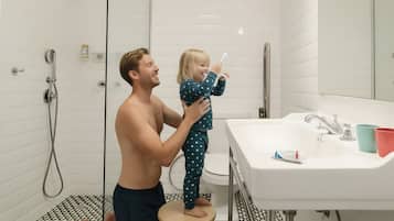 Dusche, Haartrockner, Handtücher
