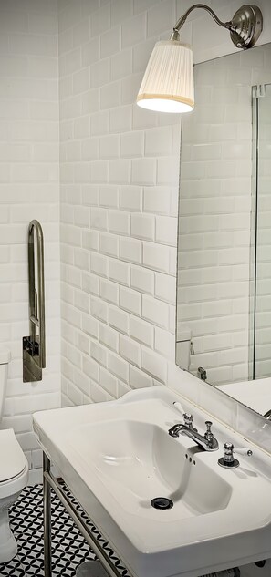 Shower, hair dryer, towels - House 30m from Mindelo Beach with Private Terrace and Wi-Fi (Vila Chã)
