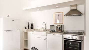 Refrigerador, microondas, horno, placa de cocina