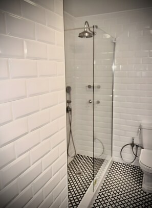 Douche, sĂšche-cheveux, serviettes fournies