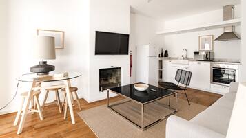 TV, fireplace
