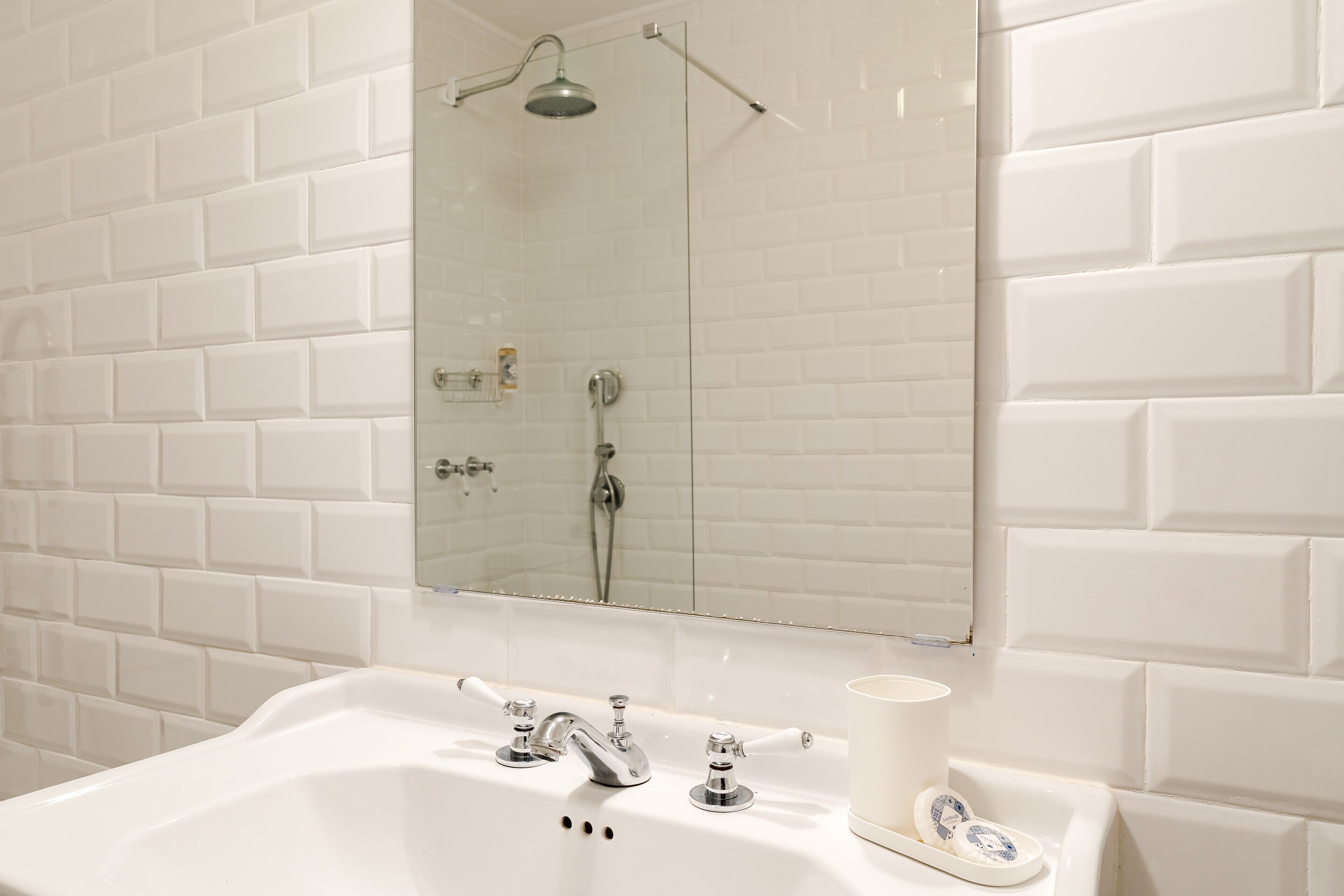 Ducha, secador de pelo, toallas