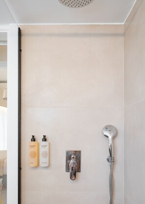 Junior Apartment | Bathroom | Shower, eco-friendly toiletries, hair dryer, bidet