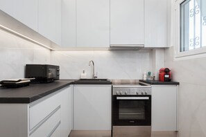 Junior-lejlighed | Privat køkken | Køleskab/fryser i fuld størrelse, mikrobølgeovn, ovn, kogeplade