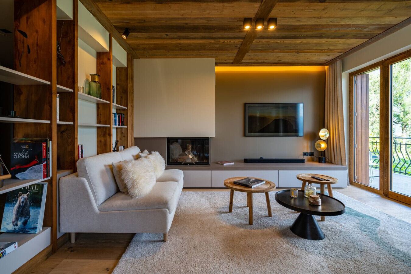 Televisión, chimenea y estéreo 