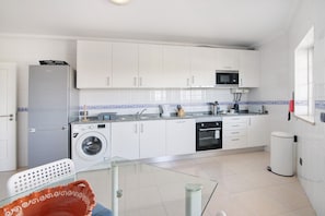 Fridge, microwave, oven, stovetop - Holiday Home 'Edificio Nora - Quarteira' with Balcony, Wi-Fi and Air Conditioning (Quarteira)
