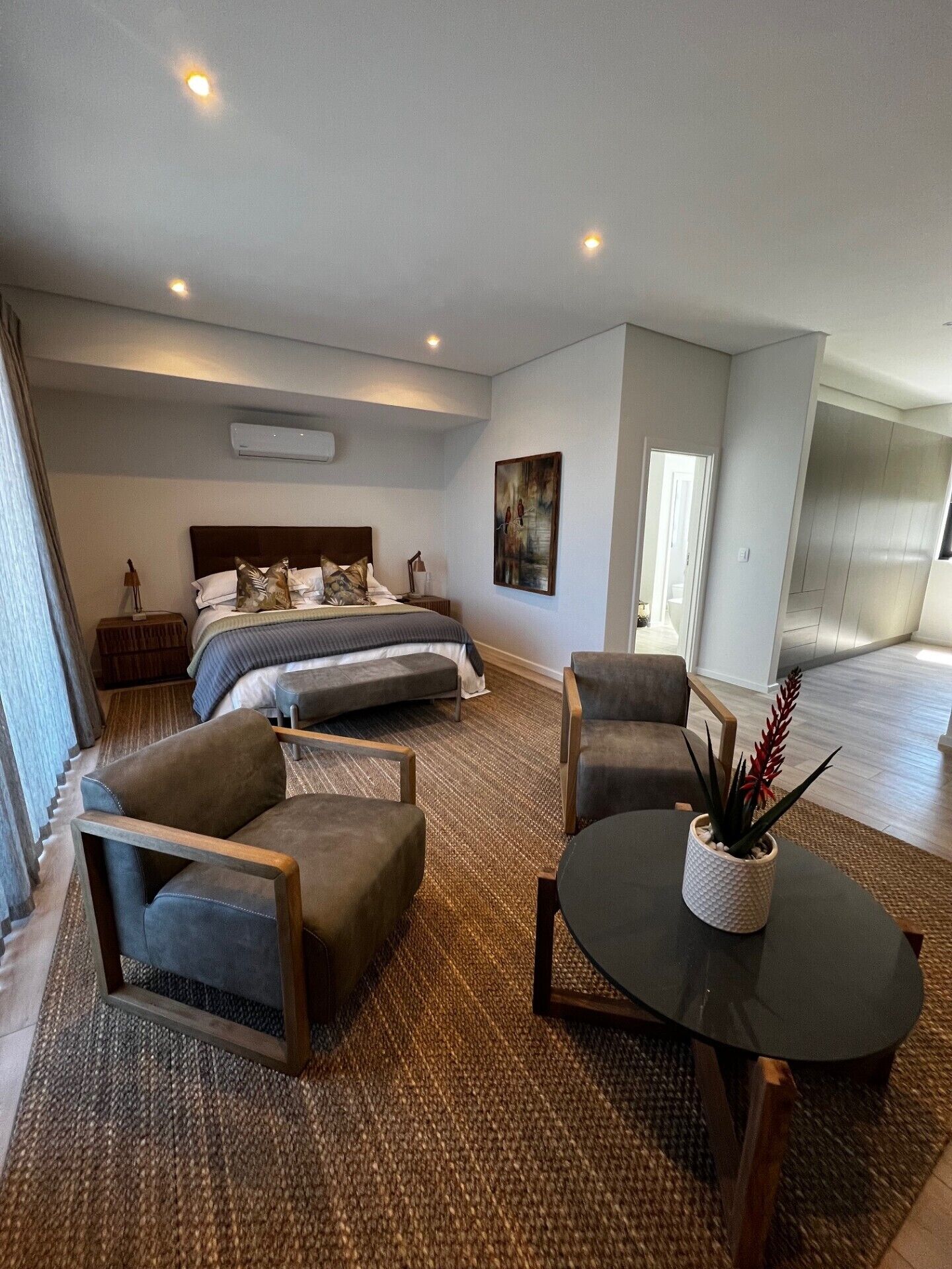 5 bedrooms, iron/ironing board, WiFi, bed sheets