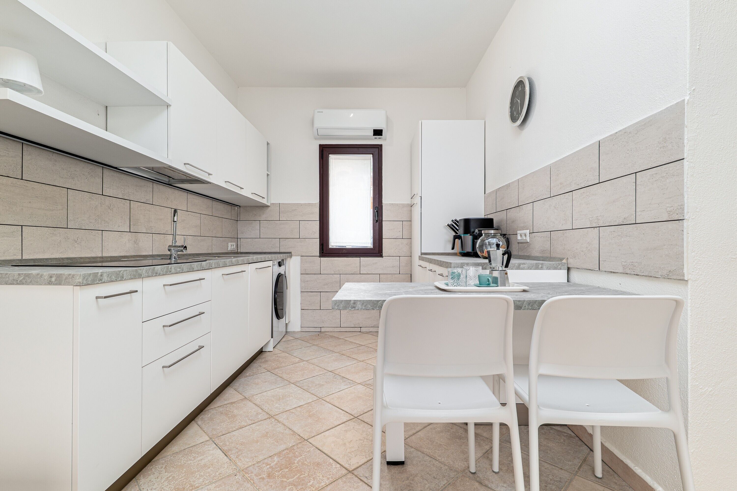 Réfrigérateur, micro-ondes, plaque de cuisson, cafetière/bouilloire