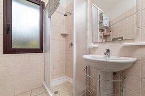 Douche, serviettes fournies