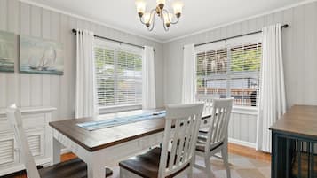 Ferienhaus, Blick auf den Innenhof | Essbereich im Zimmer