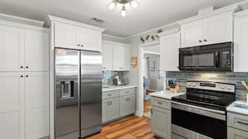 Casa, vista al patio | Cocina privada | Cafetera y tetera, refrigerador con congelador, microondas y horno
