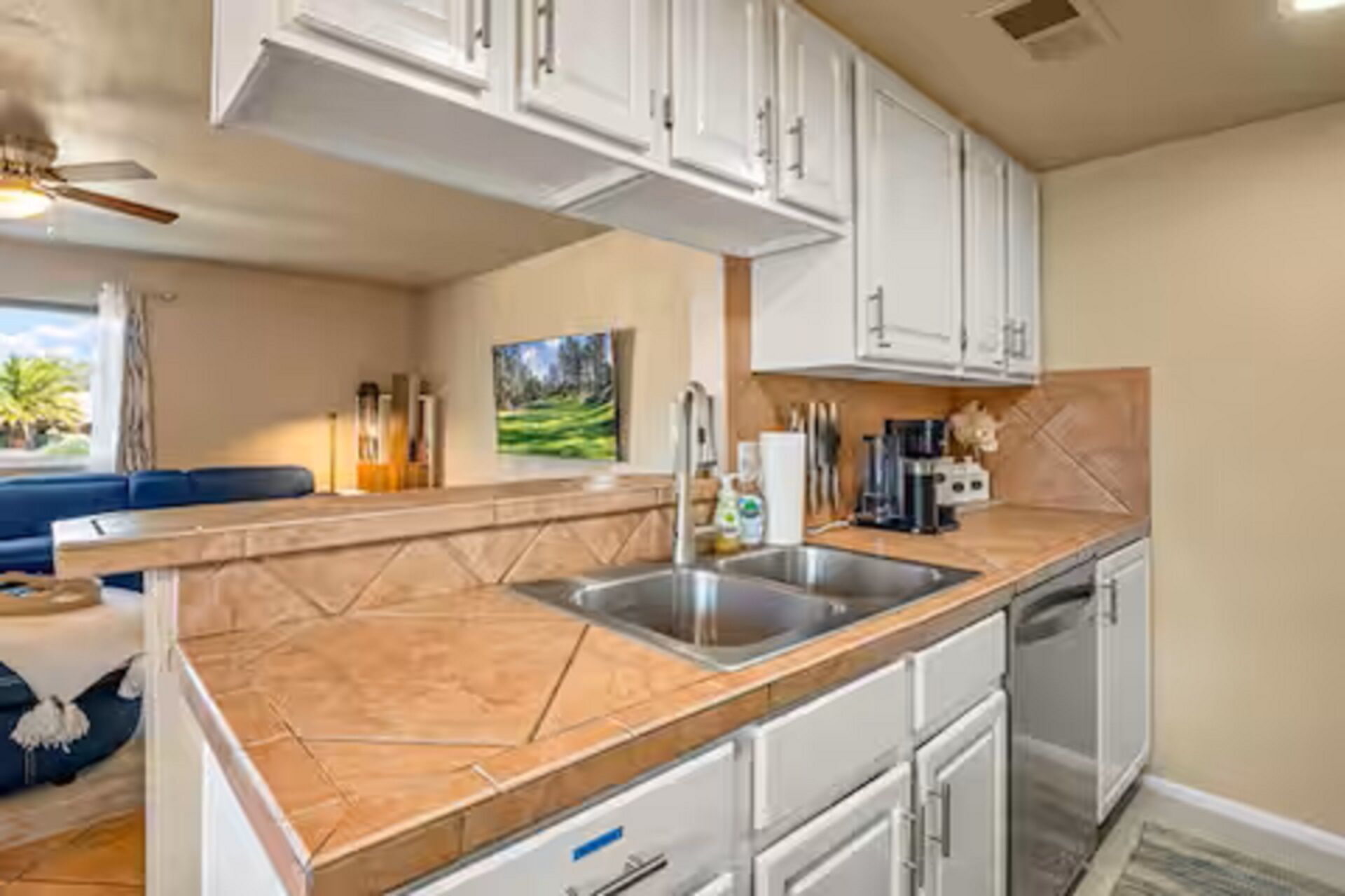 Microwave, oven, dishwasher, coffee/tea maker
