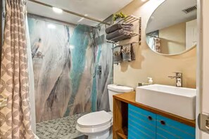 Shower, hair dryer, towels, soap - Sophisticated Flat >Pool &View (Fountain Hills)