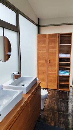 Een douche, een haardroger, handdoeken, zeep
