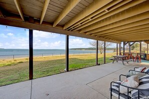 Outdoor dining - Rollingwood Retreat - Waterfront (Jasper)