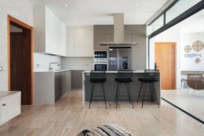 Condo, 4 habitaciones (Penthouse w/ Rooftop pool) | Cocina privada | Refrigerador con congelador, microondas, horno y parrilla de estufa 