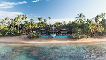 Trên bãi biển, cát trắng, 2 quán bar trên bãi biển