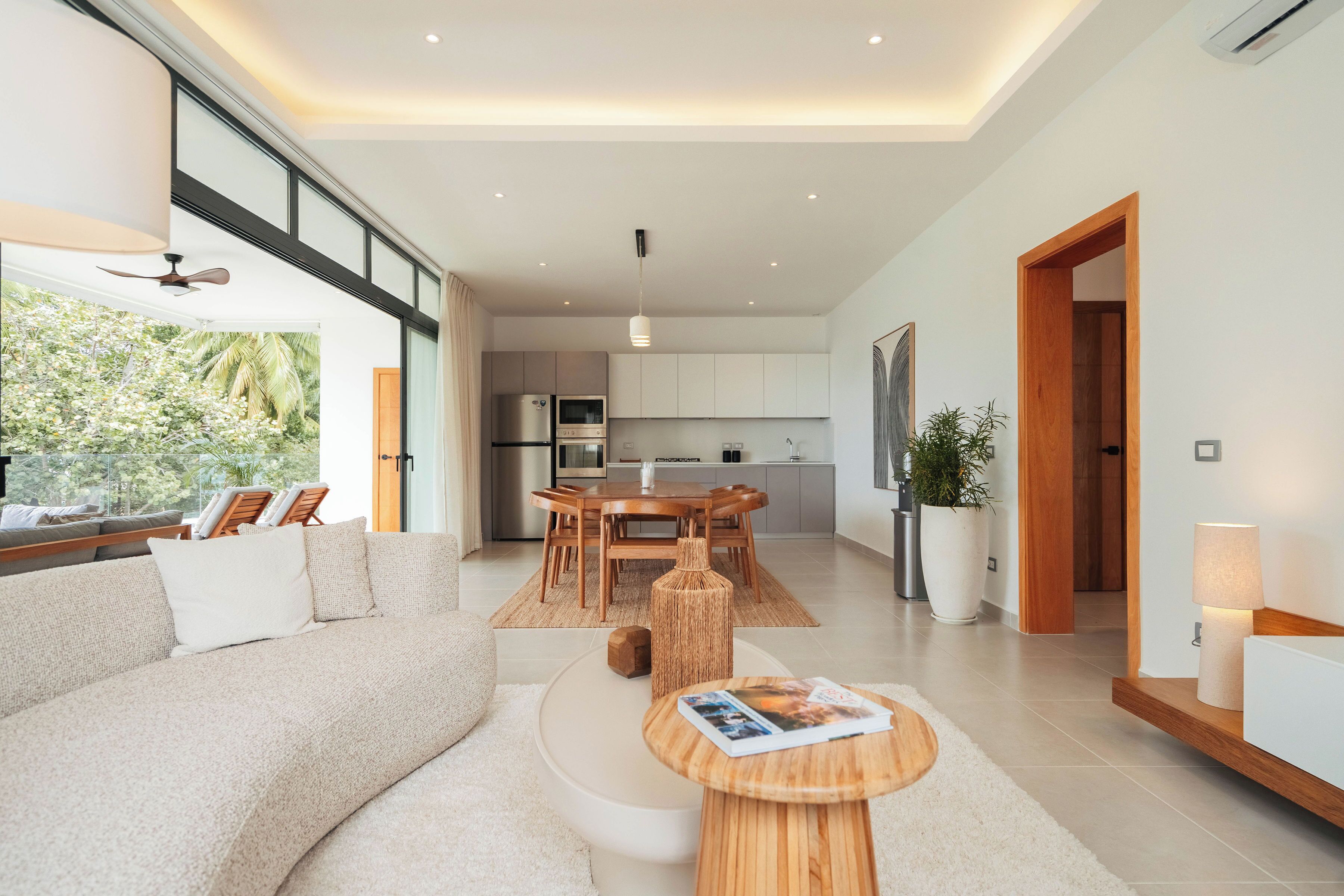 Un salon moderne avec un canapé, une table basse et un coin repas.