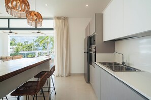 Refrigerador con freezer, microondas, horno, placa de cocina